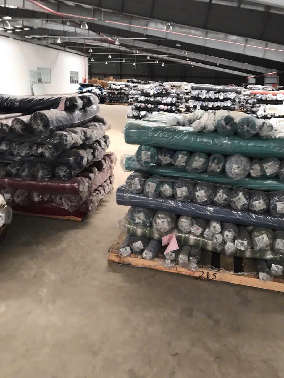 Thu mua vải tồn kho giá cao
